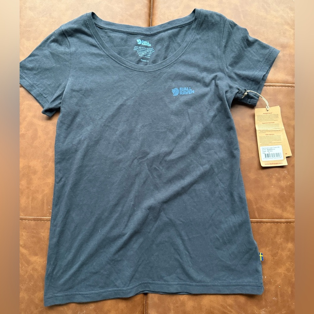 NWT FJALLRAVEN logo T-shirt